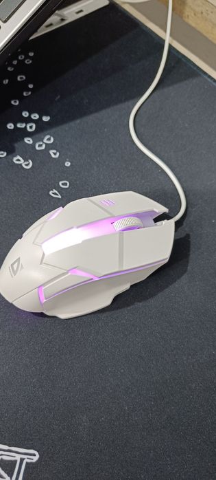 Белая проводная мышь