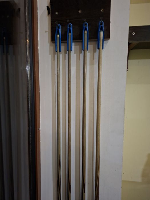 Biliard stollar, toshlari,kialari bilan sotiladi