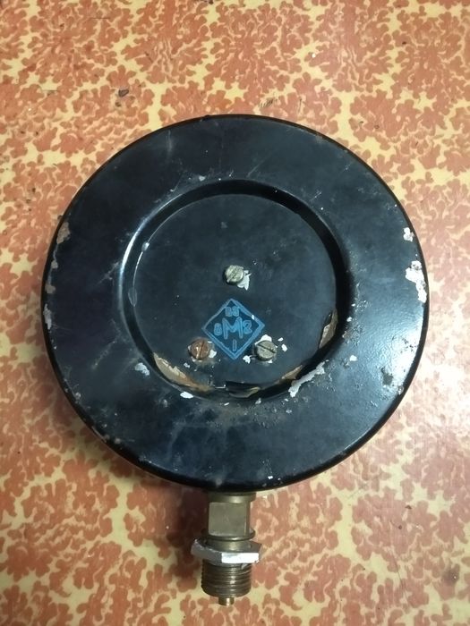 Манометр механический.