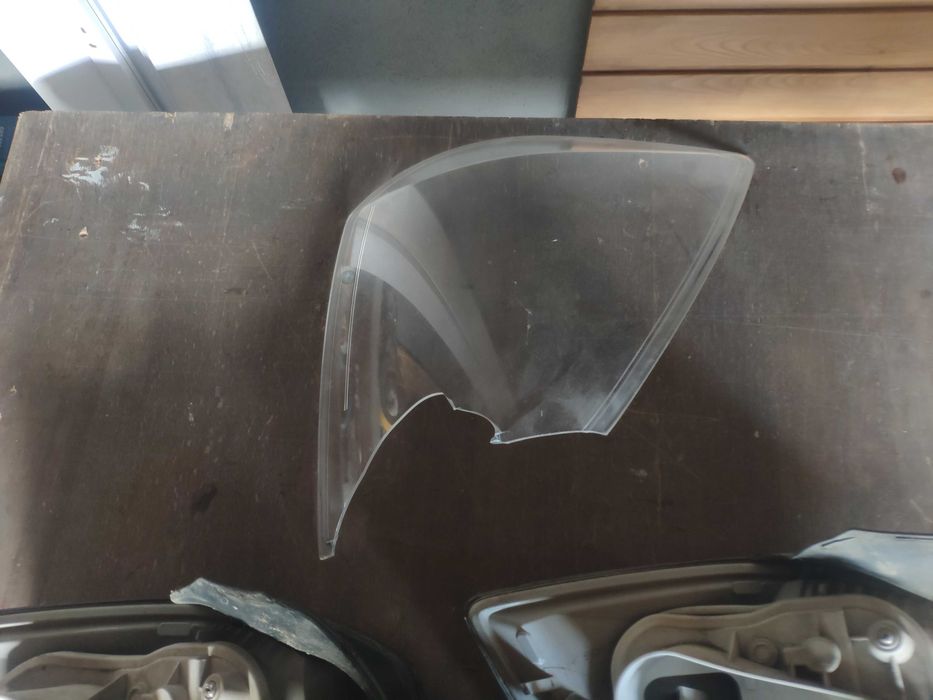 Продавам заден десен стоп за Opel Astra H комби-2 бр