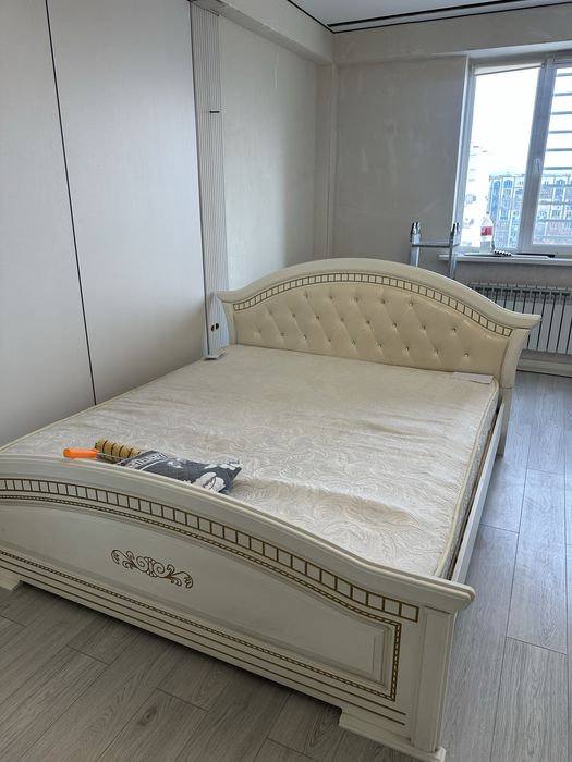 Продам кровать с матрасом + 2 тумбочки