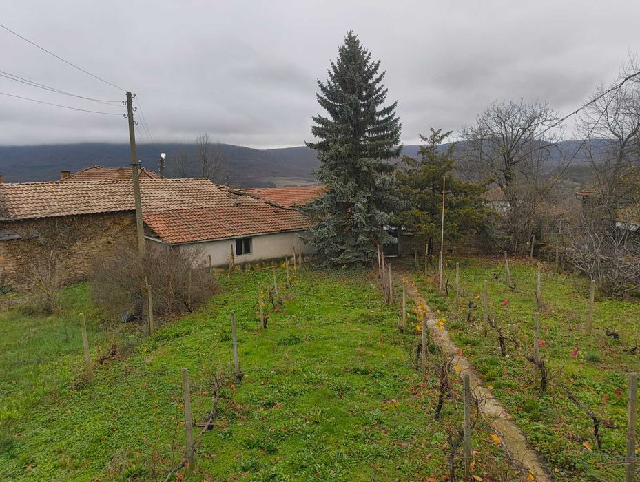 Продава се къща с голям двор и постройки в с. Ловнидол, общ. Севлиево!