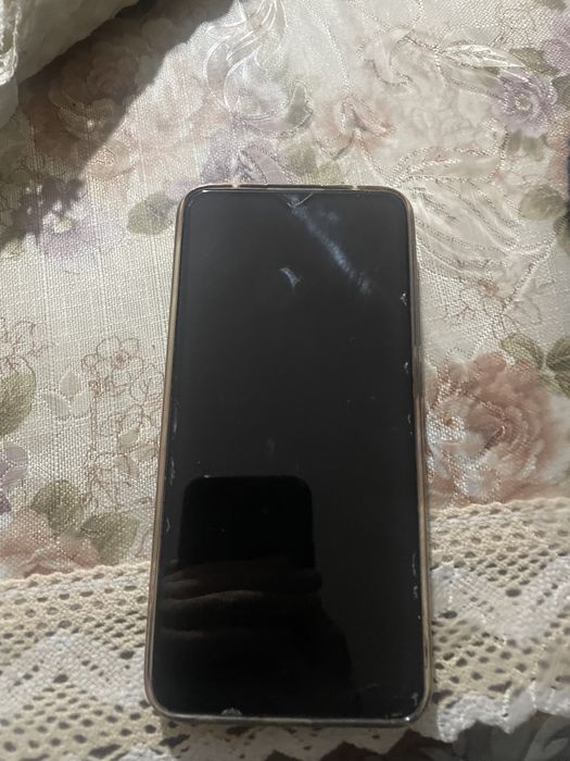 Телефон Redmi 8 32GB  есть чехол и защитное стекло