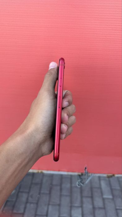 Продаю iPhone SE 2020