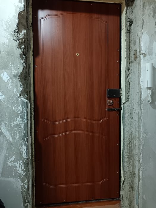 Продам железную дверь