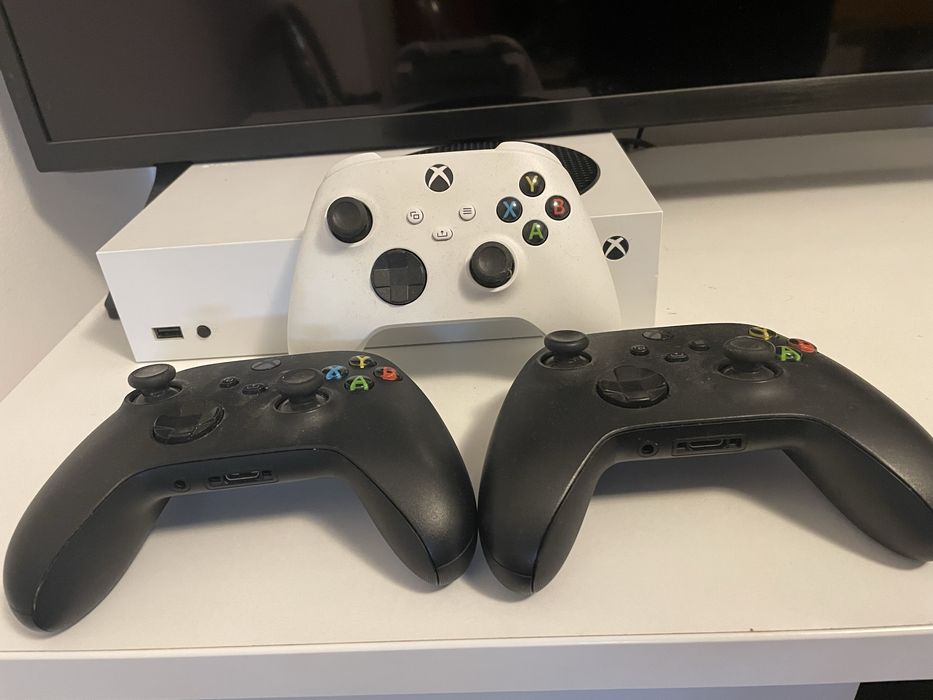 Xbox Series S 512GB – perfect funcțional + 3 controllere