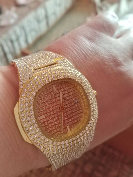 Луксозен часовник в цвят жълто злато  и  светещи елементи