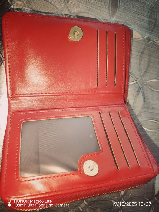 Дамско портмоне .