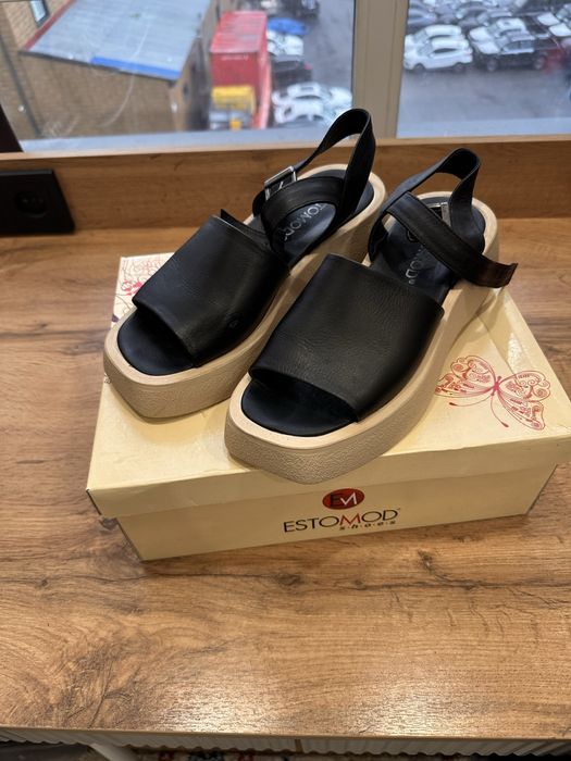 Продаю кожаные босоножки