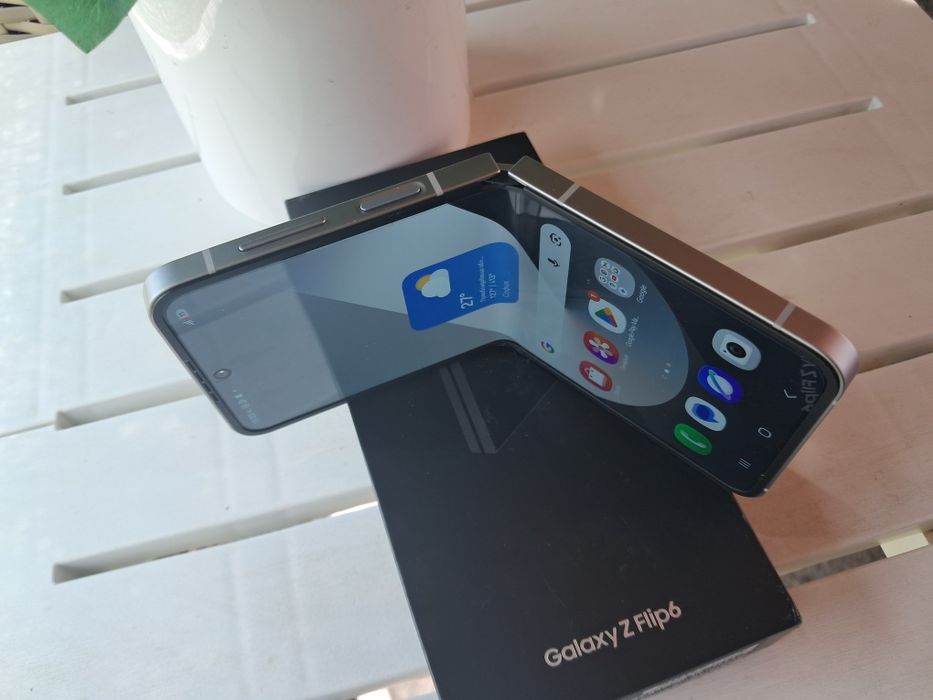 Продавам телефон Самсунг Галакси Z flip 6/ 512 /GB
