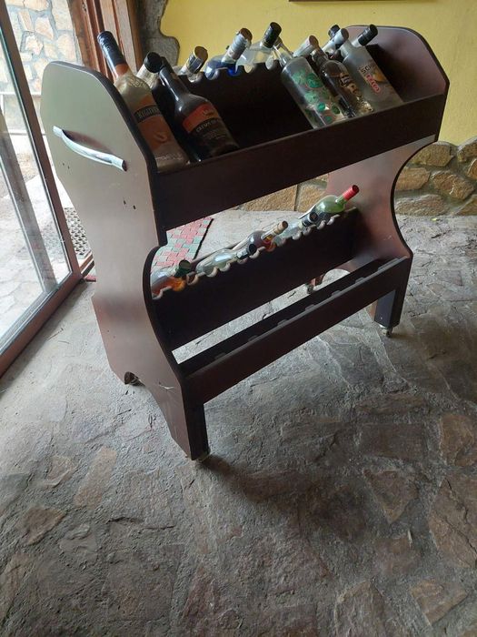 Продавам дървен рафт за бутилки