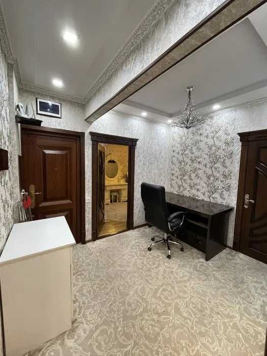 Квартал №7 Посольства США Корзинка  сдается с парковкой / двором Евро