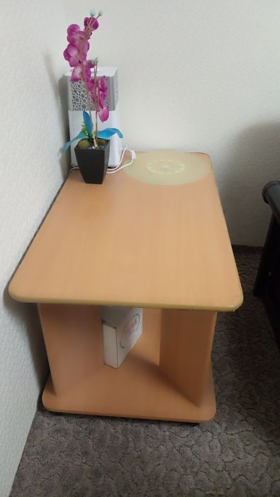 Стол для работы, подставка под телевизор.