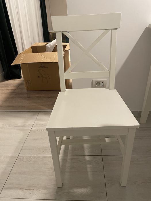 Vand 4 scaune albe de bucatarie