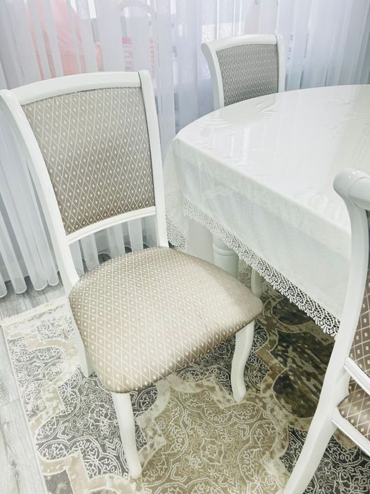 Стол и стульясымен сатылады