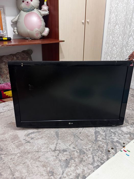 Продам телевизор lg работает исправно