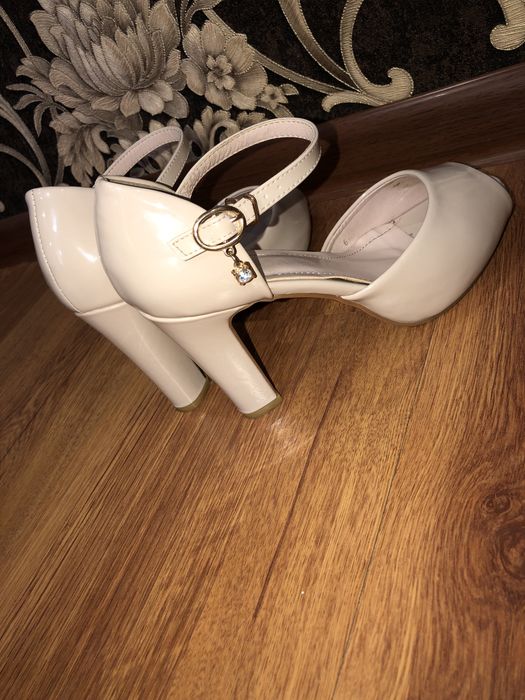 Туфли на каблуке