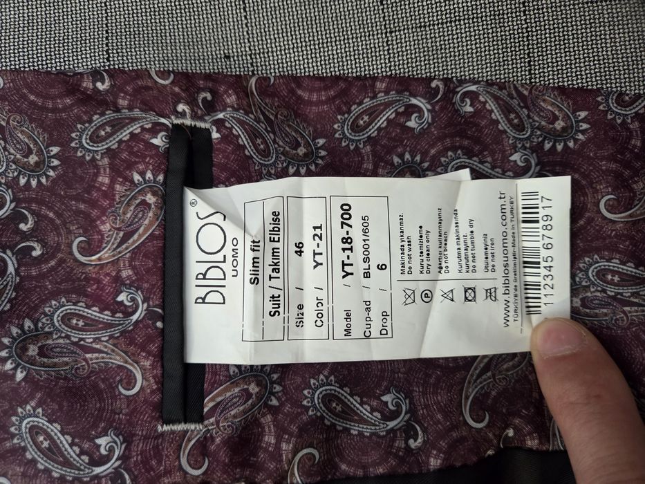 Costum cu vestă și cravată