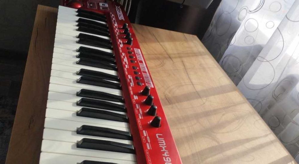Продам MIDI-клавиатуру Behringer UMX49