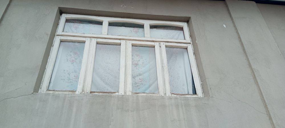 Eshik 2ta  razmeri 2.30/1.20 romlar 6 ta 1.50/1.40 2ta rom 2/1.40