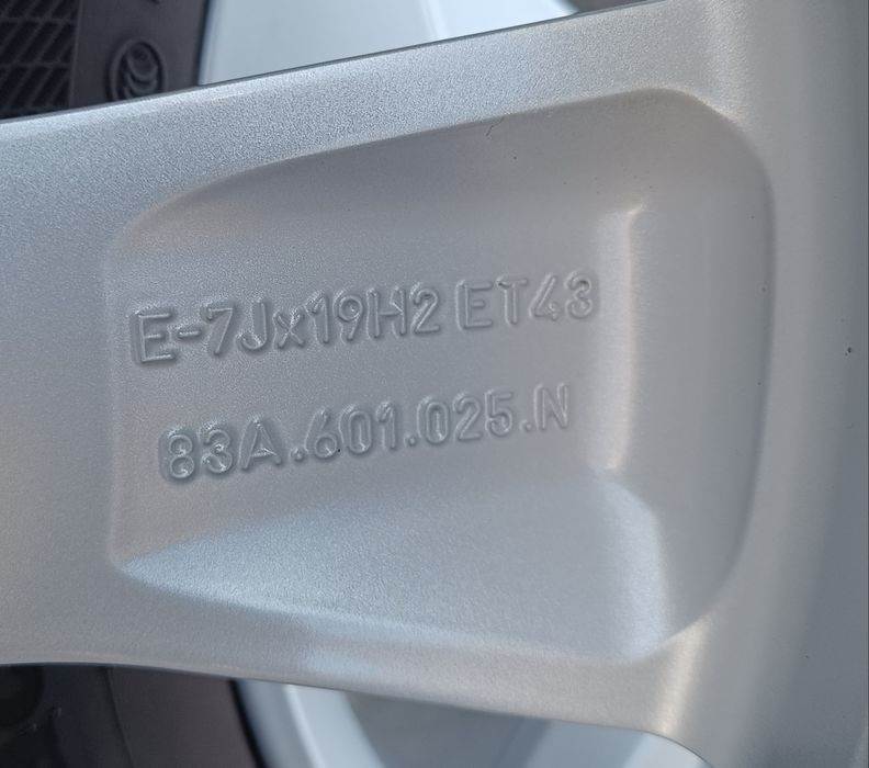 Оригинални джанти  с гуми зимни 19 цола за Audi Q3 Sq дот 2023г Нови!!