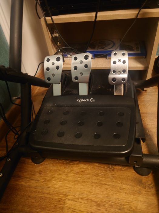 Vând set de volan g29 cu mici probleme