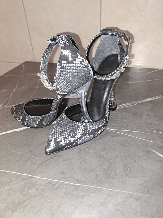 Pantofi cu bareta si ștrasuri