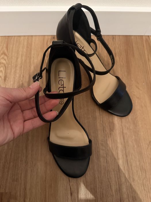 Продам босоножки