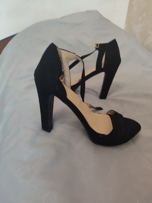 Босоножки черные