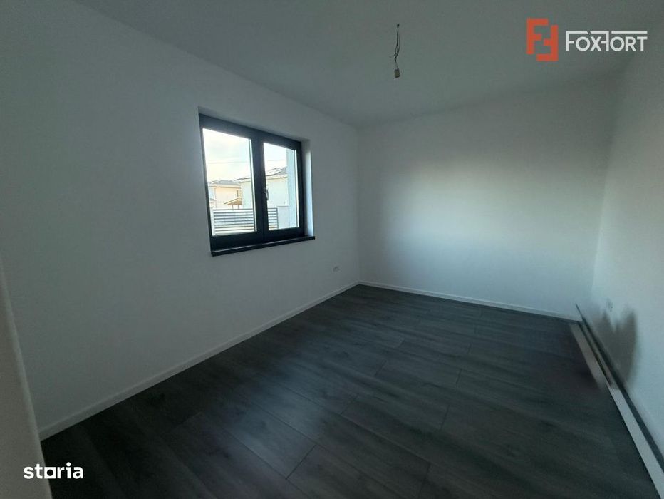 Duplex 5 camere 124 mp utili, despartit prin carport, Chisoda