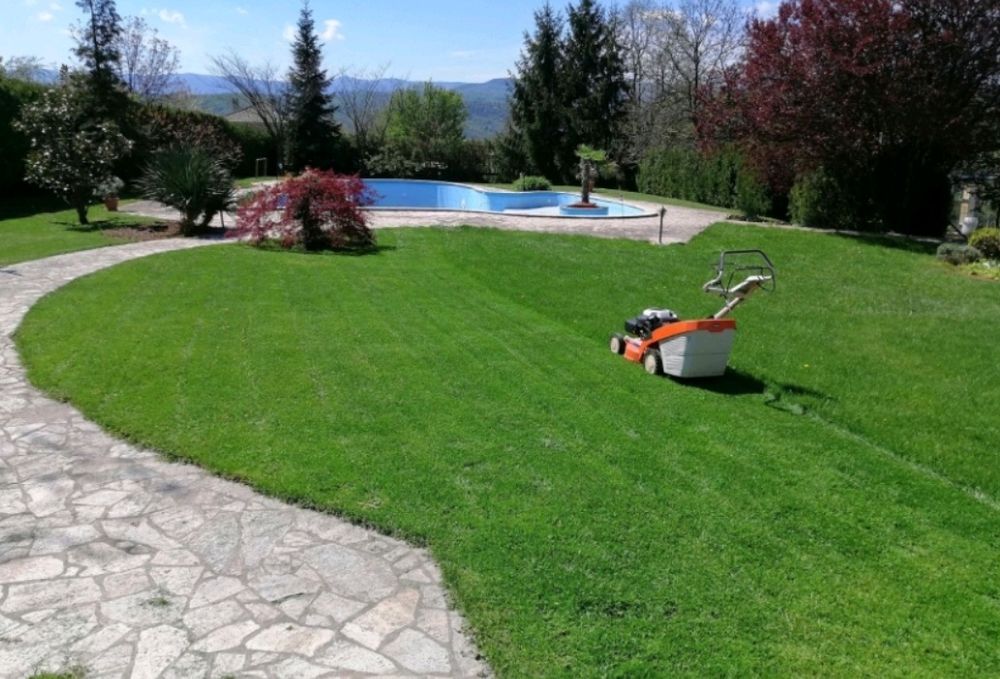 Озеленяване и поддръжка на зелени площи