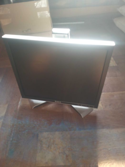 манитор DELL 17 . не новый.