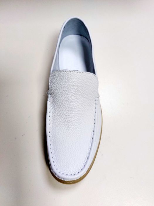 Продам новые летние белые мокасины