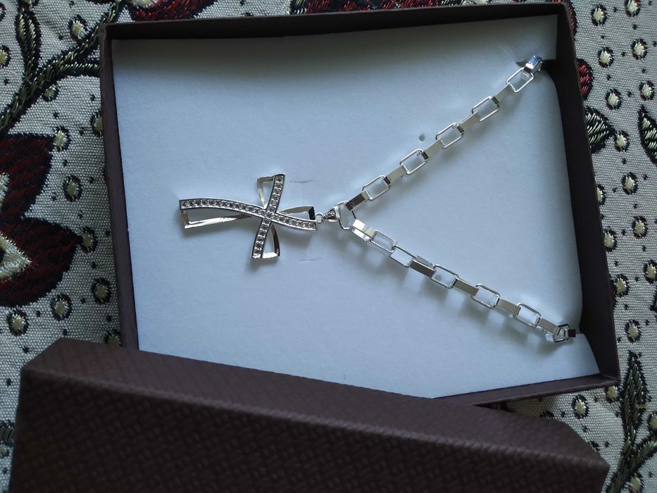 МАСИВЕН,НОВ сребърен ланец с кръст. Верижна плетка.В подаръчна кутия.