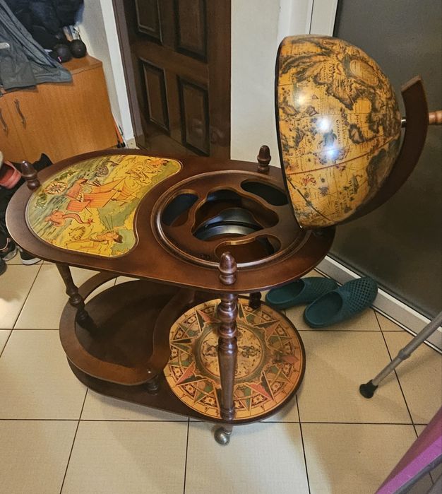 Bar Glob cu masa tip Trolley.
