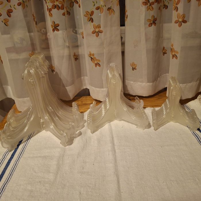 Стойки за чинии,малки картини,сувенири и др.