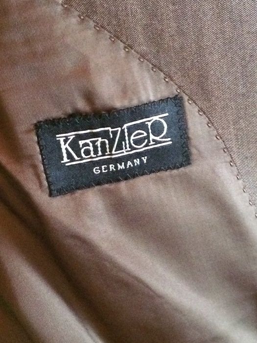 Костюм мужской классический, пиджак и брюки, цвет темно коричневый.