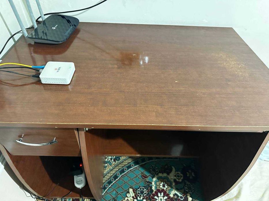 Продам стильный деревянный стол с выдвижным ящиком и полкой