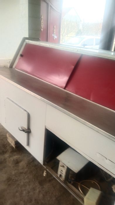 Xaladelnik vitrina sotiladi