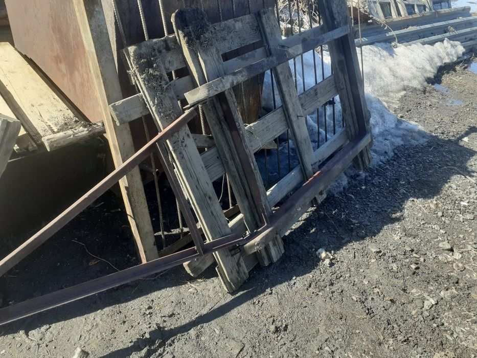 Тракторный прицеп-сани.