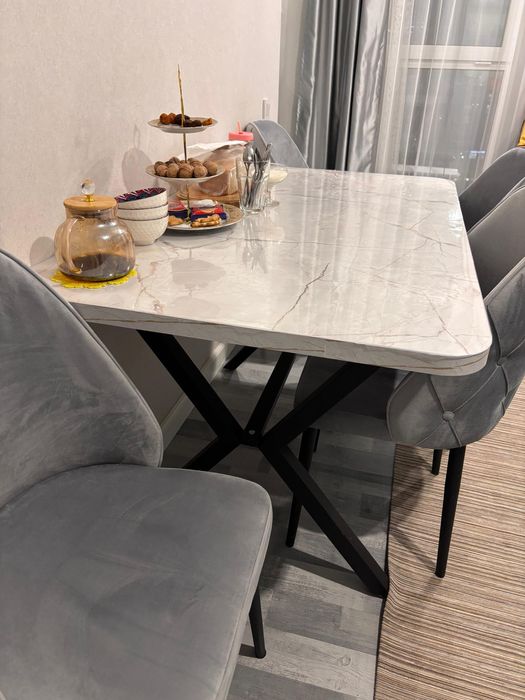 Кухонный стол со стульями