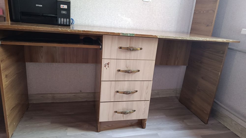 Продаётся учебный стол с полками