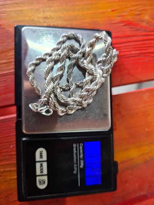 Продаётся женская серебренная цепочка и серьги.