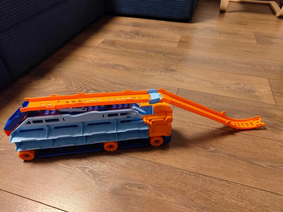 Игрален комплект камион Hot Wheels City - Автовоз и писта