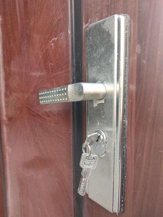 Продам металлическую  дверь