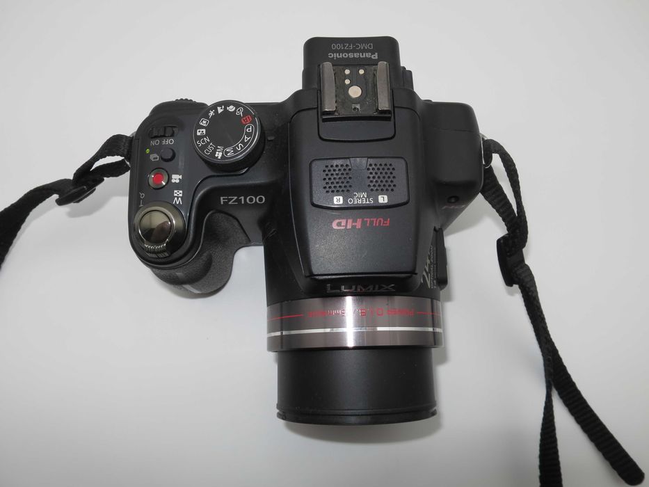 Panasonic Lumix DMC-FZ100 фотоапарат 24x Оптичен LEICA DC Vario-Elmarit, 14.1 MP MOS, Full HD 1080i, Въртящ се Екран с Чанта в Отлично Състояние
