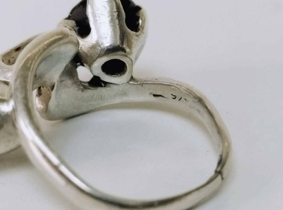 Vechi inel din argint de 925 cu pietre de culoare cognac si negru