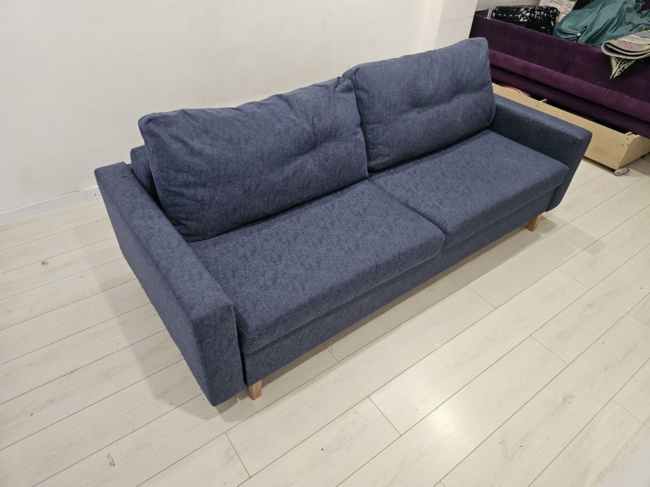 Синий диван хорошего качества