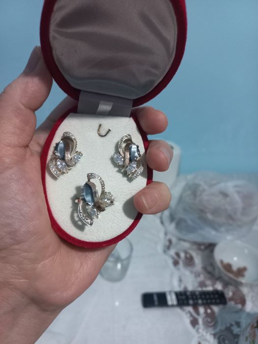 Комплект, состоящий из серебра со вставками из золота.