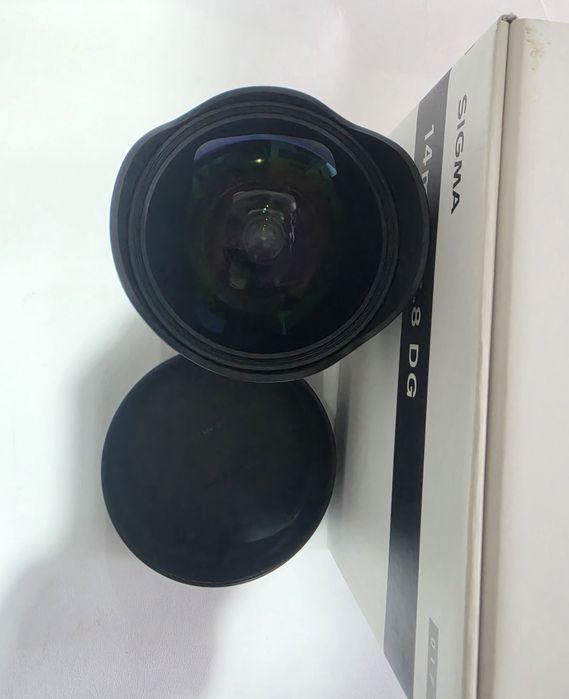 Sigma 14mm f1.8 Nikon .Prezinta o zgărietură de 1 cm pe sticla frontală . Nu afectează imaginea.